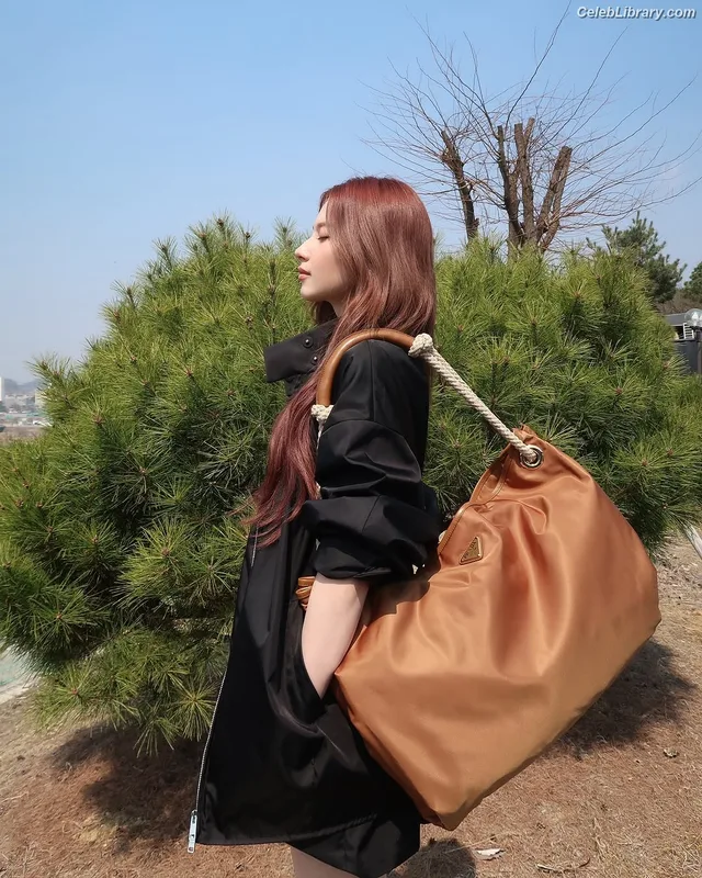 Minatozaki Sana (TWICE) photo 24 of 1069