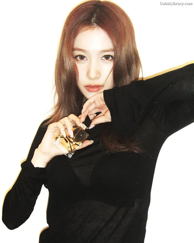 Minatozaki Sana (TWICE) photo 1 of 1069