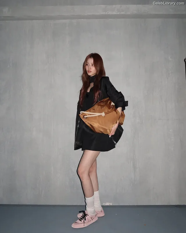 Minatozaki Sana (TWICE) photo 2 of 1069