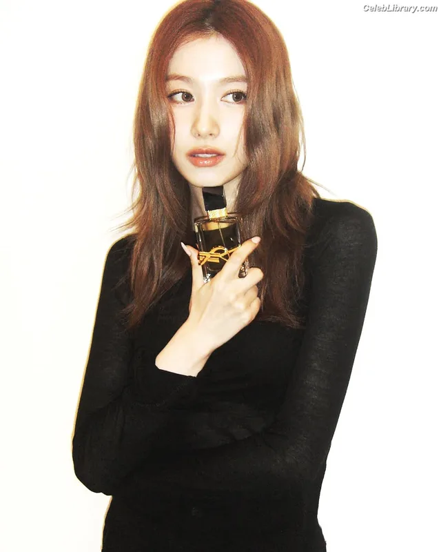 Minatozaki Sana (TWICE) photo 5 of 1069