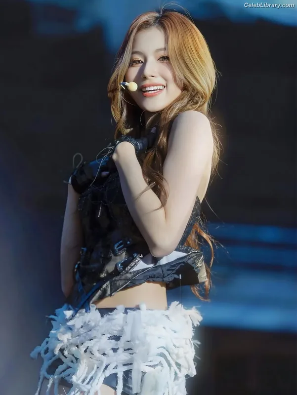 Minatozaki Sana (TWICE) photo 10 of 1069