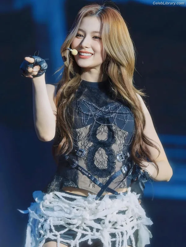 Minatozaki Sana (TWICE) photo 11 of 1069