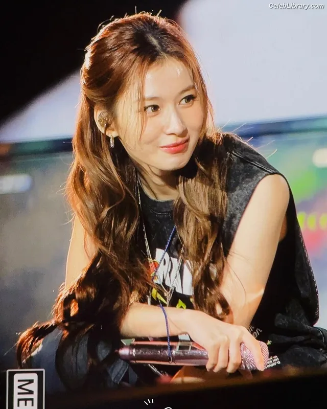 Minatozaki Sana (TWICE) photo 15 of 1069