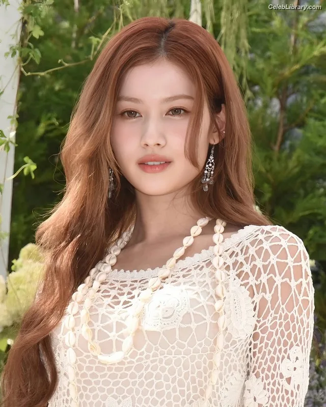 Minatozaki Sana (TWICE) photo 17 of 1069