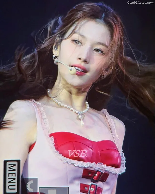 Minatozaki Sana (TWICE) photo 18 of 1069