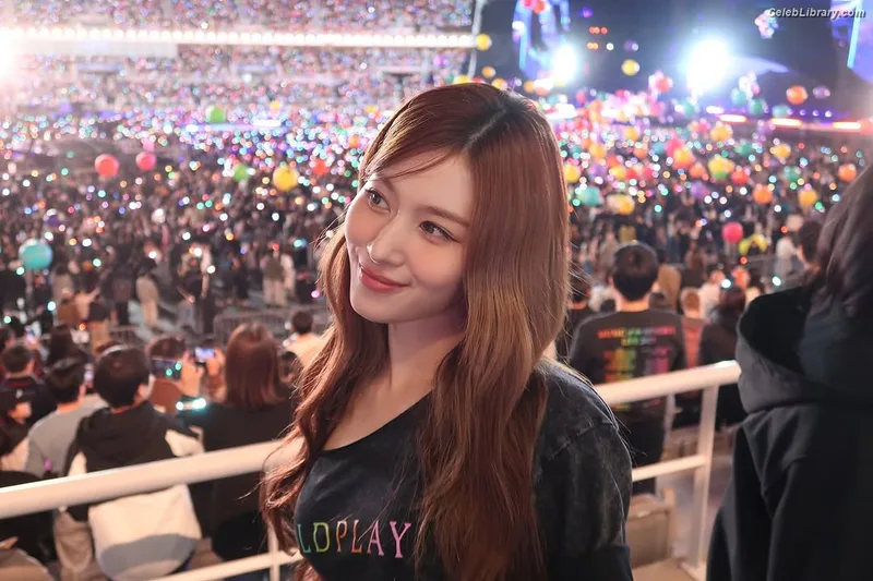 Minatozaki Sana (TWICE) photo 21 of 1069