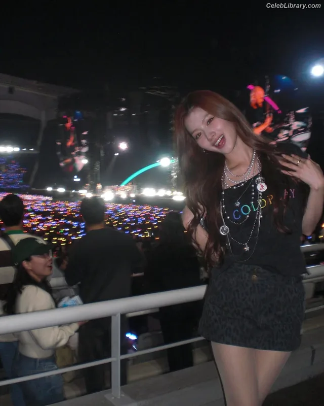 Minatozaki Sana (TWICE) photo 24 of 1069