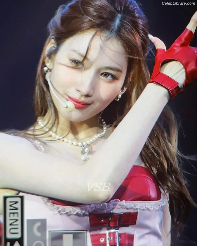 Minatozaki Sana (TWICE) photo 1 of 1069