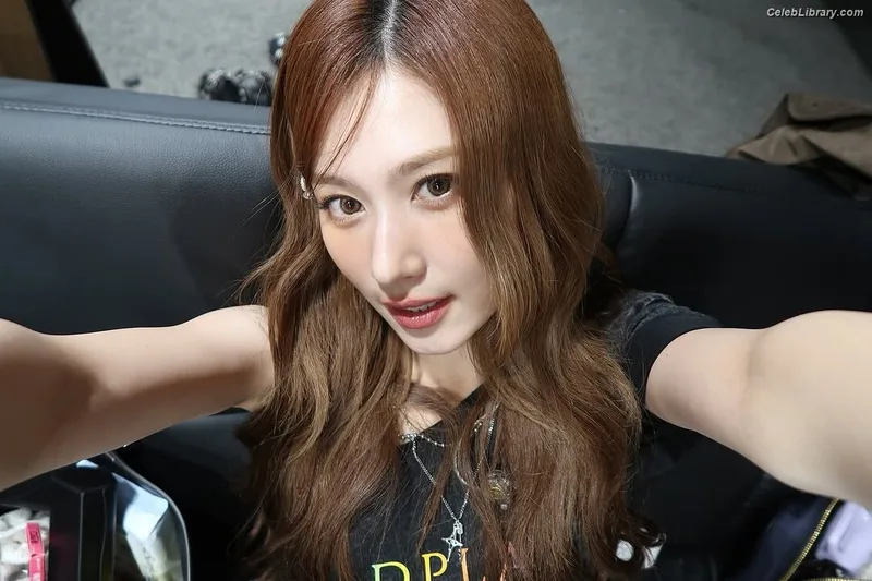 Minatozaki Sana (TWICE) photo 3 of 1069