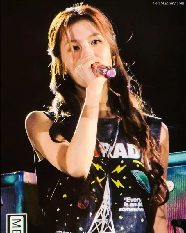 Minatozaki Sana (TWICE) photo 7 of 1069
