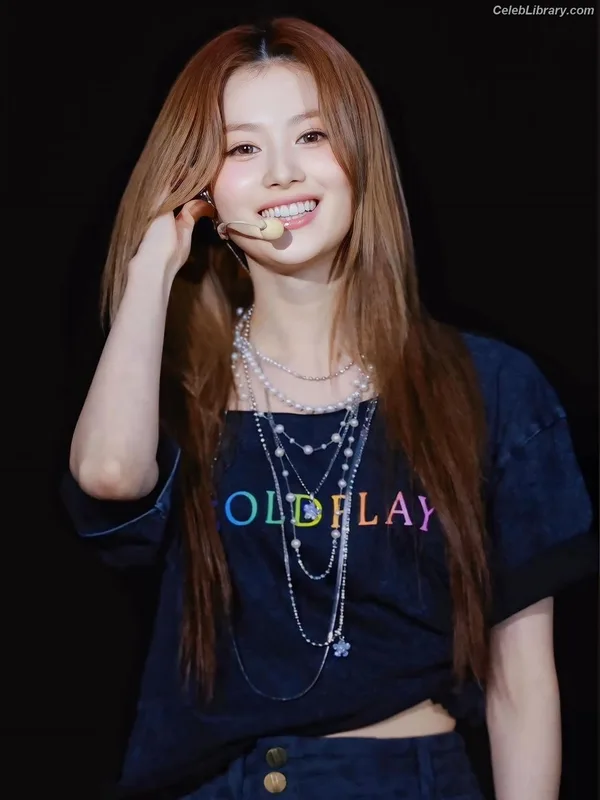 Minatozaki Sana (TWICE) photo 12 of 1069