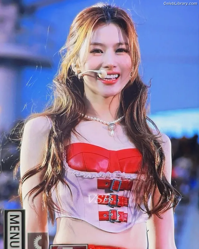 Minatozaki Sana (TWICE) photo 13 of 1069