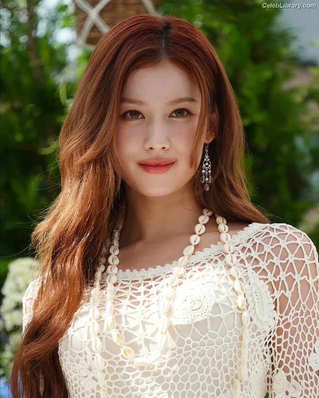 Minatozaki Sana (TWICE) photo 18 of 1069