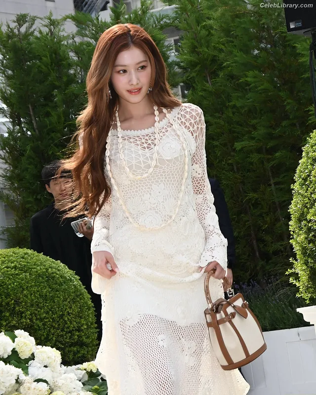 Minatozaki Sana (TWICE) photo 19 of 1069