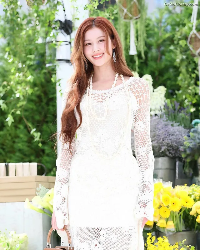 Minatozaki Sana (TWICE) photo 20 of 1069