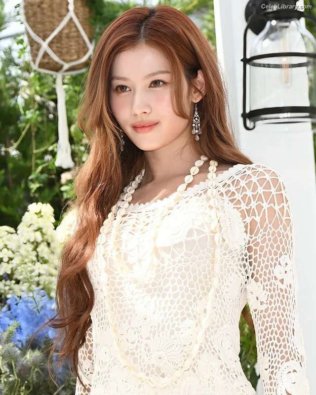 Minatozaki Sana (TWICE) photo 24 of 1069