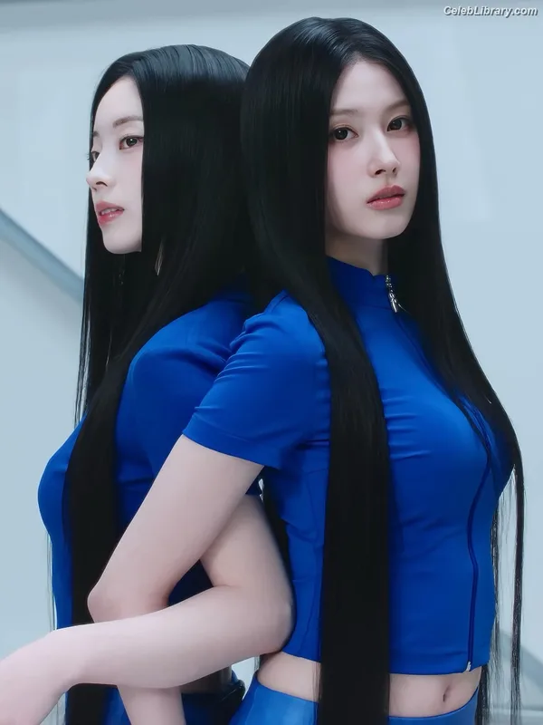 Minatozaki Sana (TWICE) photo 5 of 1069