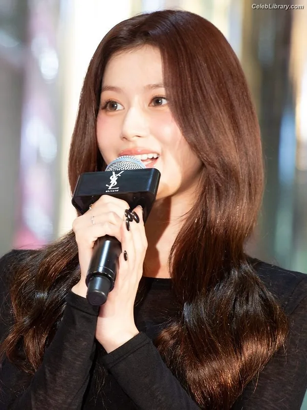 Minatozaki Sana (TWICE) photo 9 of 1069