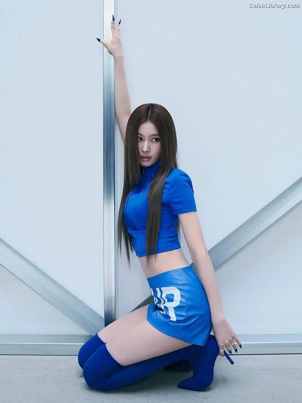 Minatozaki Sana (TWICE) photo 12 of 1069