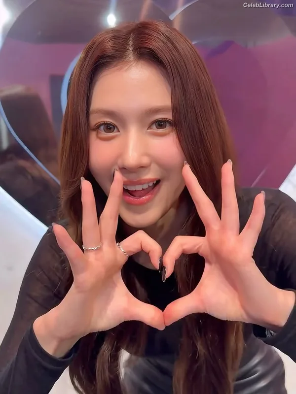 Minatozaki Sana (TWICE) photo 23 of 1069