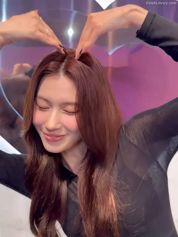 Minatozaki Sana (TWICE) photo 2 of 1069