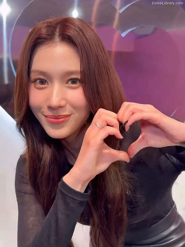 Minatozaki Sana (TWICE) photo 5 of 1069
