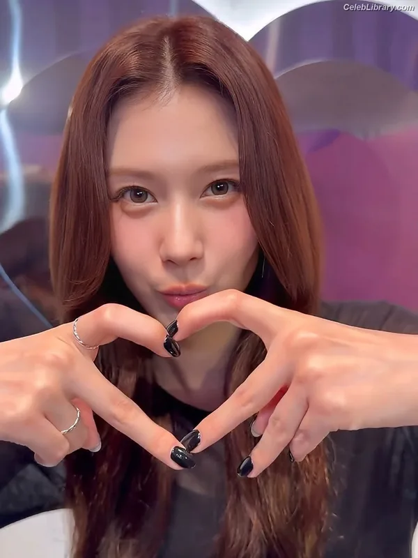 Minatozaki Sana (TWICE) photo 8 of 1069
