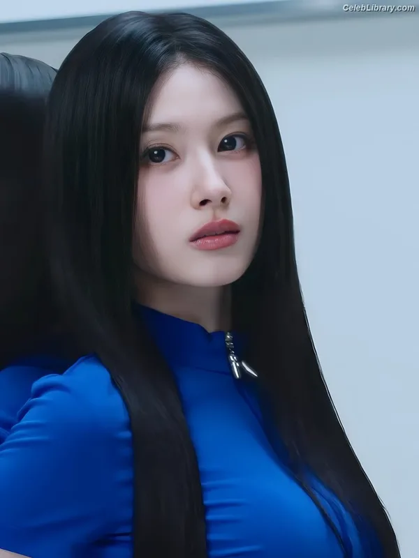 Minatozaki Sana (TWICE) photo 10 of 1069