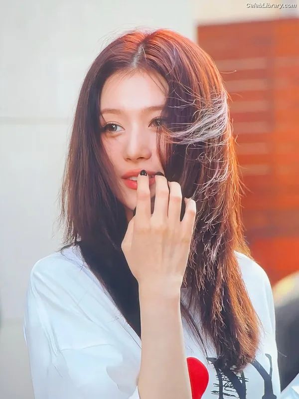 Minatozaki Sana (TWICE) photo 14 of 1069