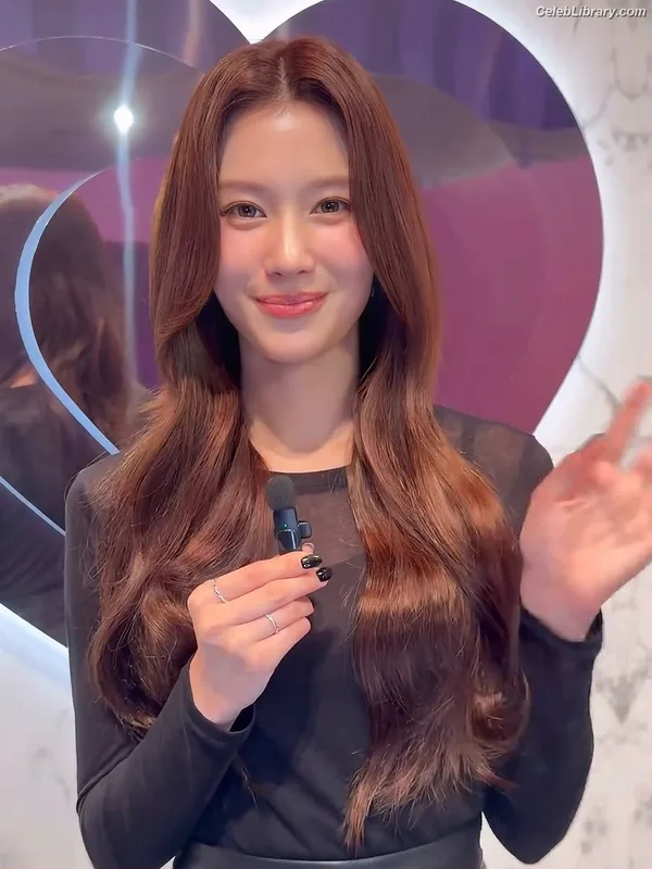 Minatozaki Sana (TWICE) photo 18 of 1069