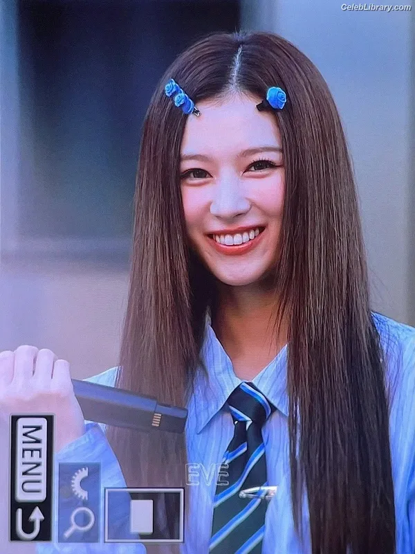 Minatozaki Sana (TWICE) photo 23 of 1069