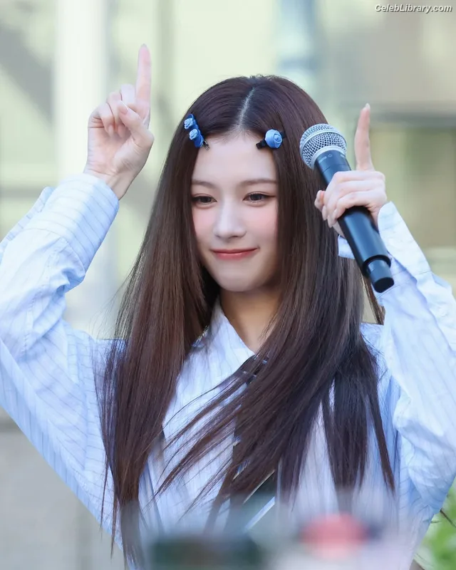 Minatozaki Sana (TWICE) photo 1 of 1069