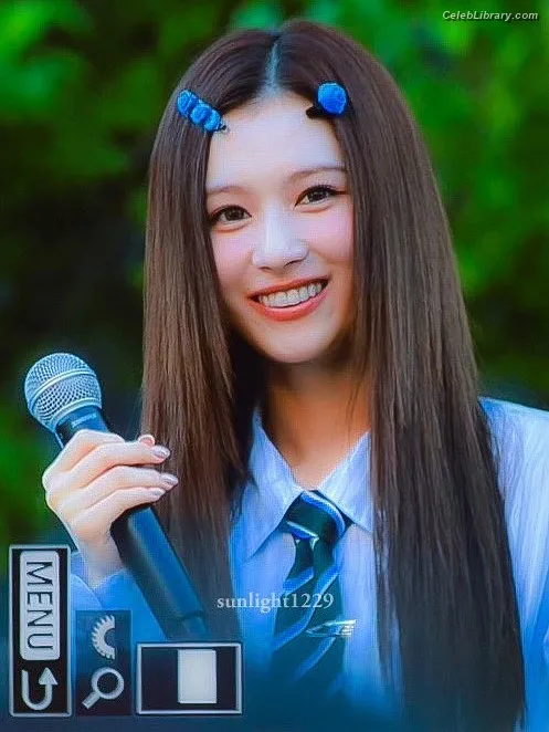 Minatozaki Sana (TWICE) photo 2 of 1069
