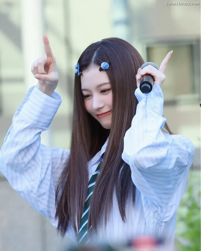 Minatozaki Sana (TWICE) photo 11 of 1069
