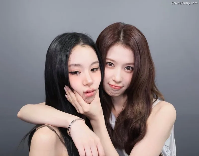 Minatozaki Sana (TWICE) photo 13 of 1069