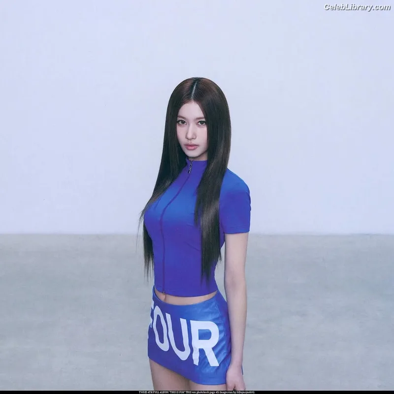 Minatozaki Sana (TWICE) photo 16 of 1069