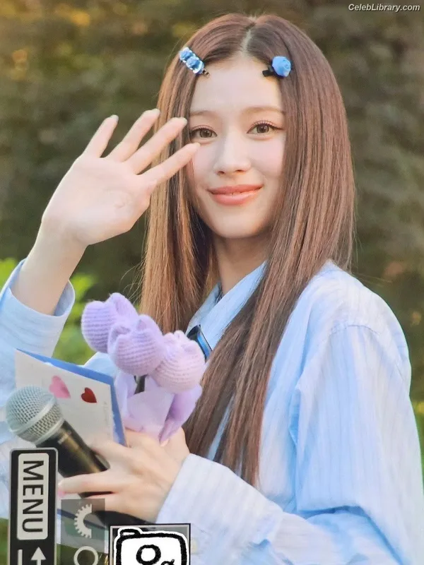 Minatozaki Sana (TWICE) photo 23 of 1069