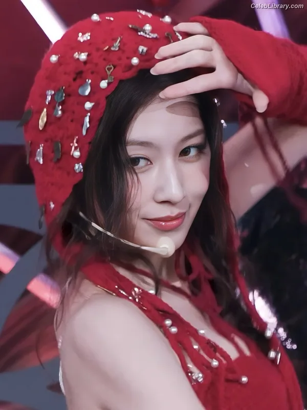 Minatozaki Sana (TWICE) photo 1 of 1069