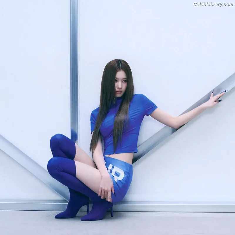 Minatozaki Sana (TWICE) photo 7 of 1069