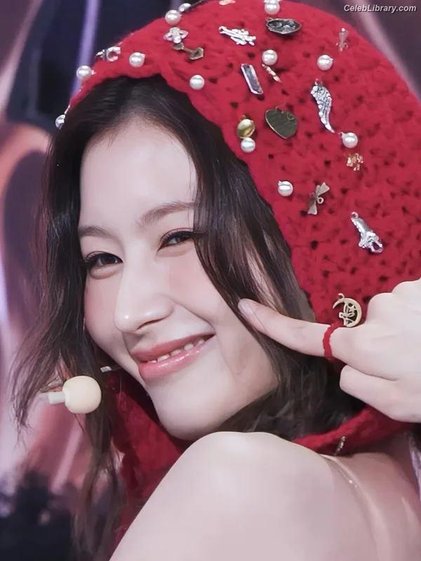 Minatozaki Sana (TWICE) photo 14 of 1069