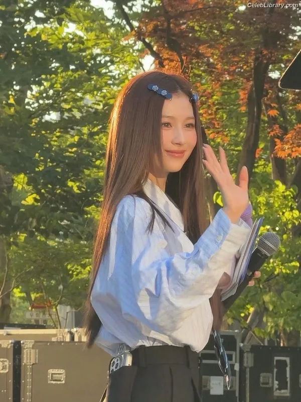 Minatozaki Sana (TWICE) photo 17 of 1069