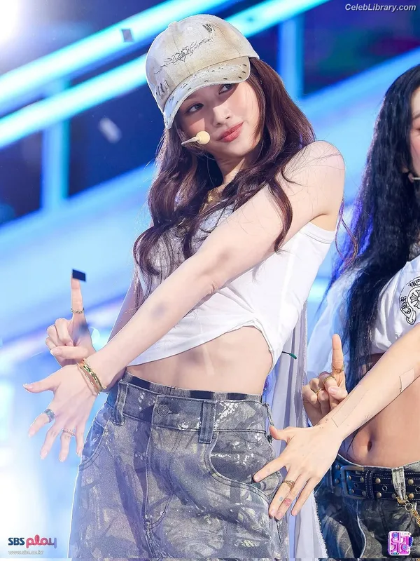 Minatozaki Sana (TWICE) photo 21 of 1069