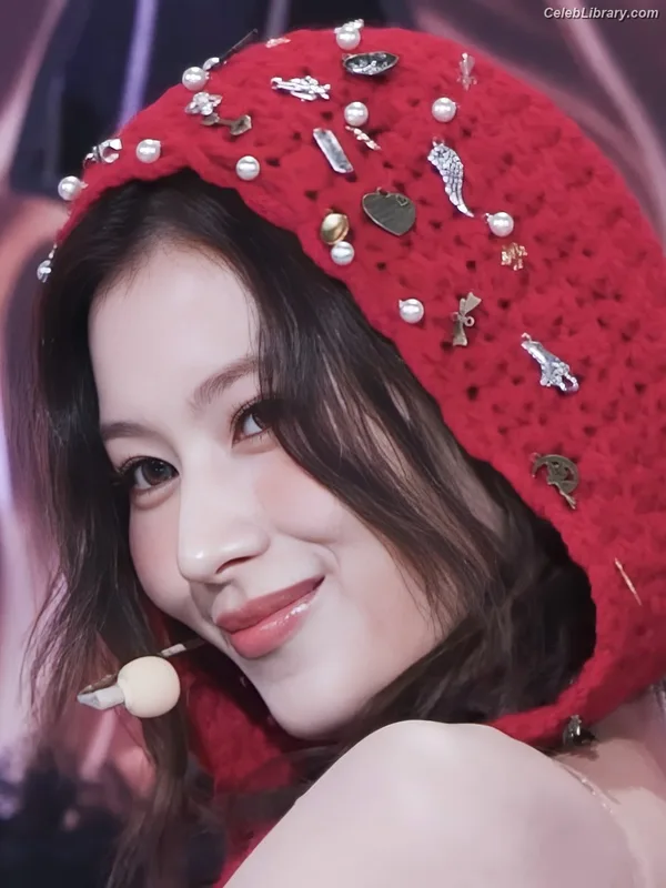Minatozaki Sana (TWICE) photo 1 of 1069
