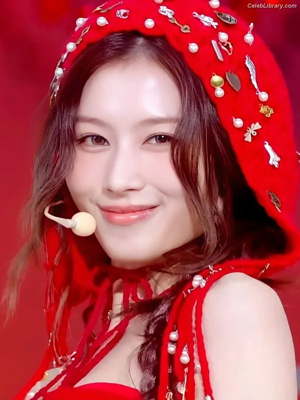 Minatozaki Sana (TWICE) photo 2 of 1069