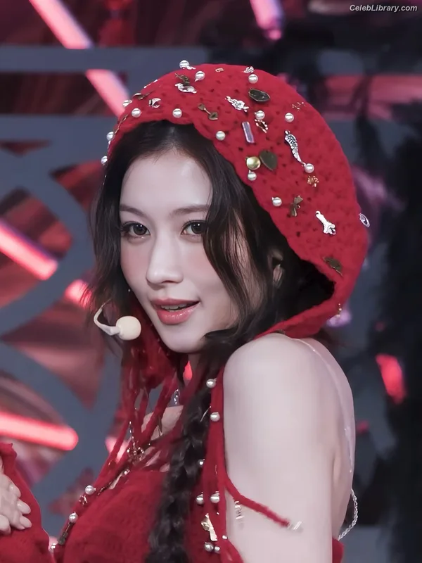 Minatozaki Sana (TWICE) photo 8 of 1069