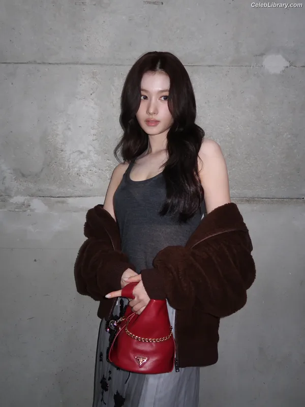 Minatozaki Sana (TWICE) photo 20 of 1069
