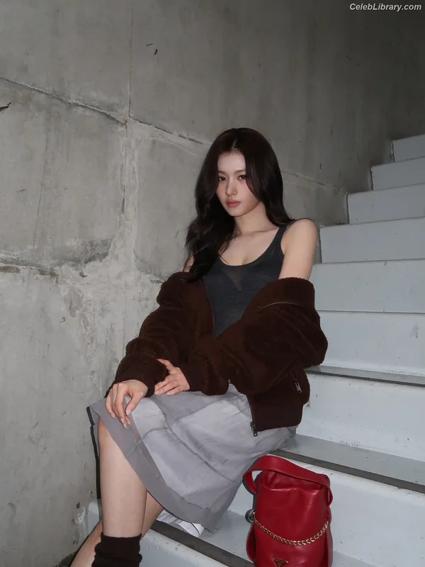 Minatozaki Sana (TWICE) photo 1 of 1069