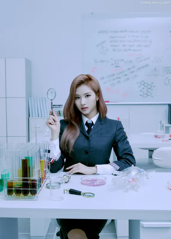 Minatozaki Sana (TWICE) photo 2 of 1069