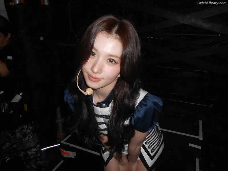 Minatozaki Sana (TWICE) photo 3 of 1069