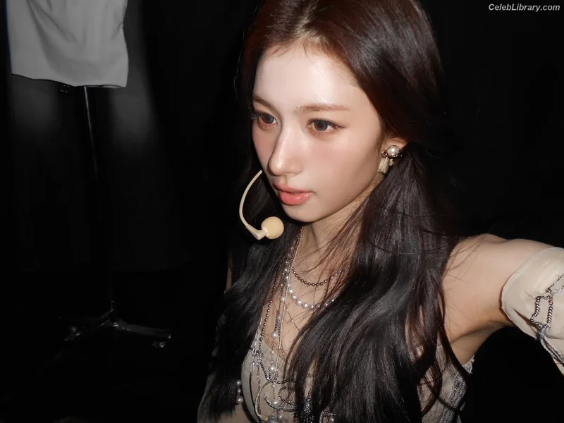 Minatozaki Sana (TWICE) photo 7 of 1069